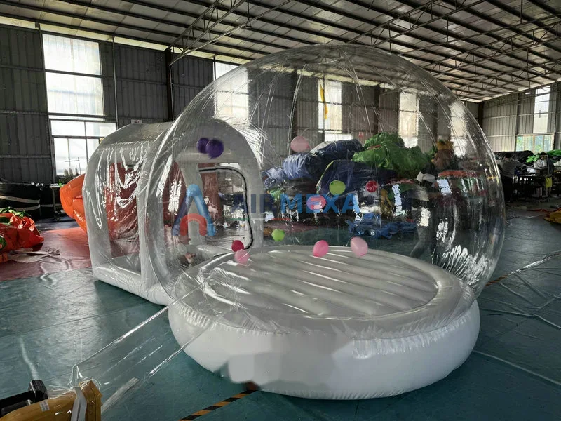Domo burbuja transparente instalado de noche para glamping con vista al exterior