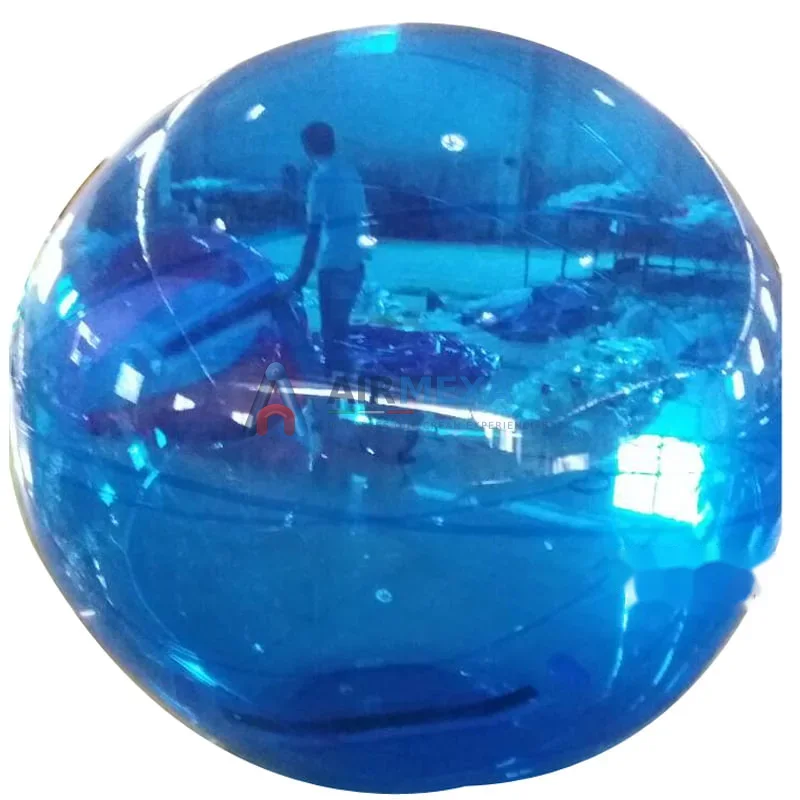 Persona dentro de esfera inflable transparente caminando sobre el agua de una alberca