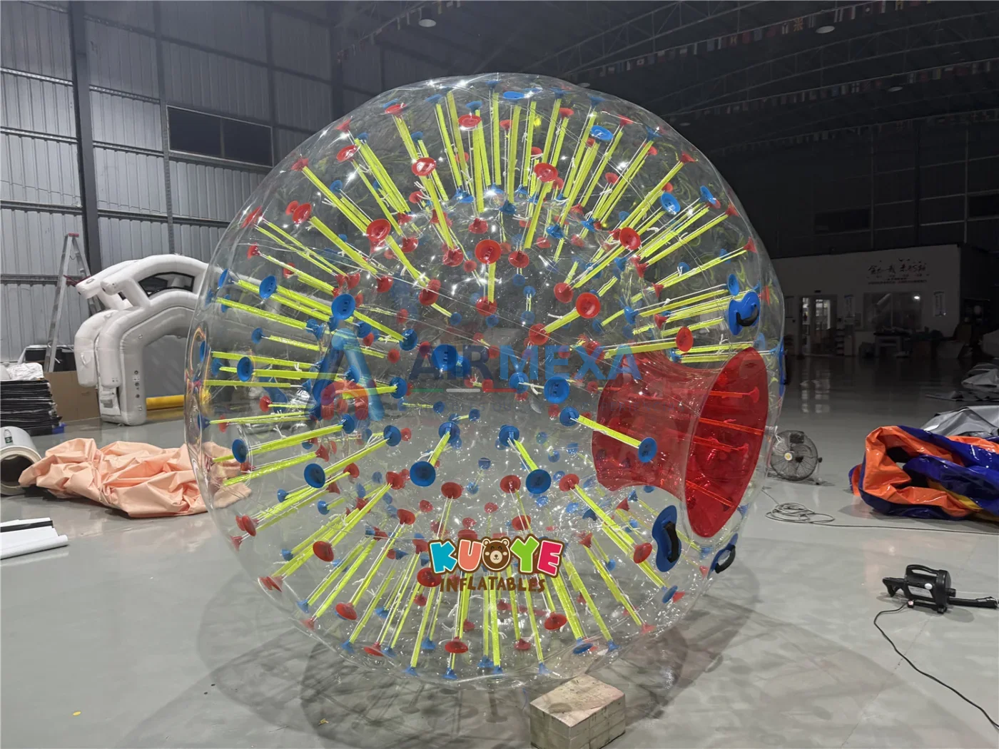 Esfera inflable gigante con iluminación flotando sobre el agua de una alberca