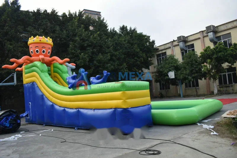 Parque acuático flotante con temática de pulpo instalado en lago para uso comercial