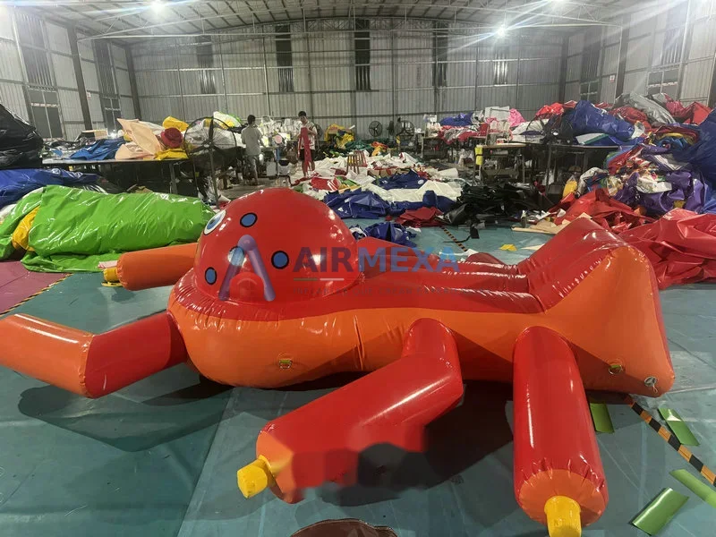 Juego inflable Aqua Run flotando sobre alberca comercial con obstáculos
