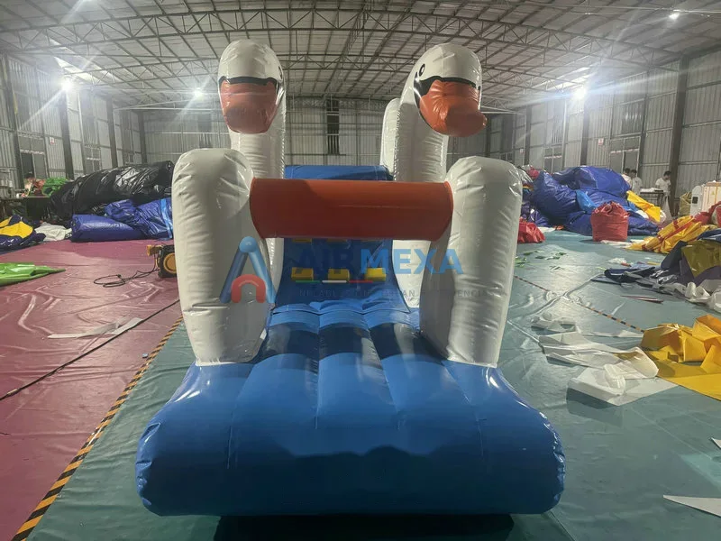Cisne inflable flotante gigante en alberca de balneario o parque acuático