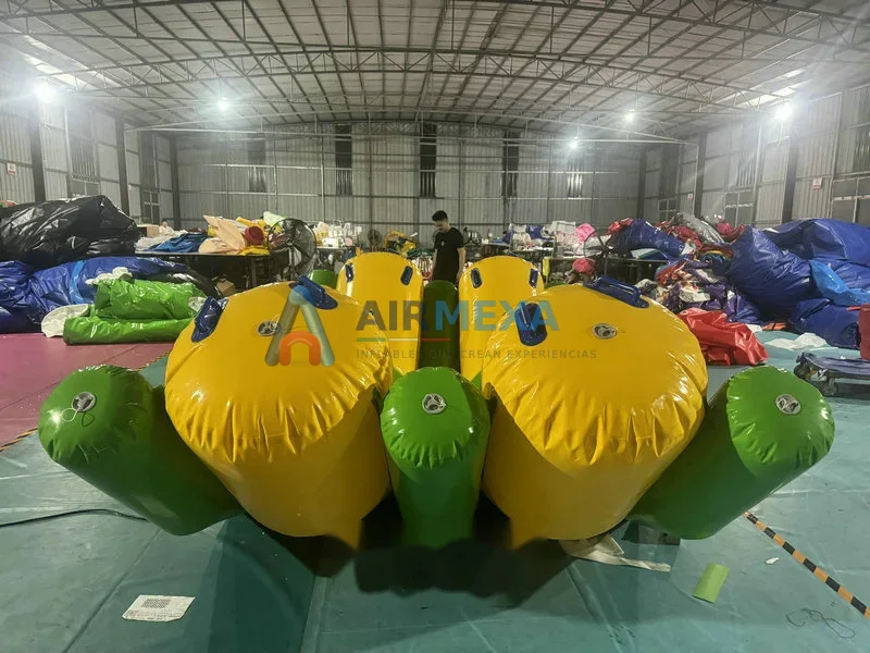 Balancín flotante inflable doble flotando en alberca comercial