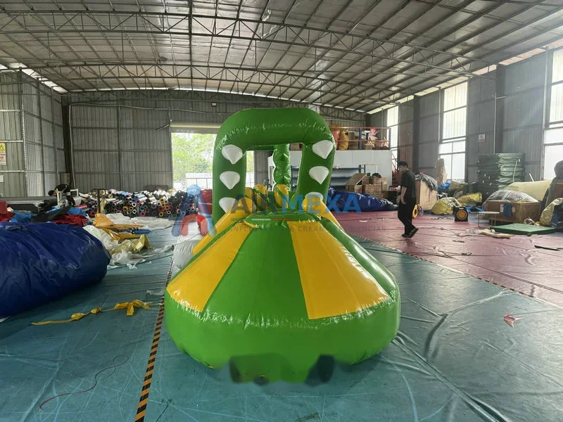 Cocodrilo inflable flotante de 9 metros instalado en alberca de parque acuático
