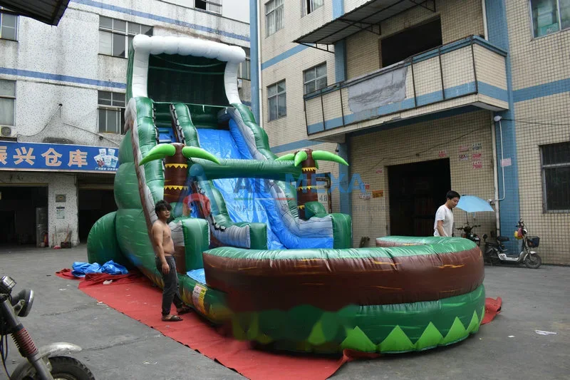 Resbaladilla acuática inflable Tsunami color esmeralda instalada junto a alberca