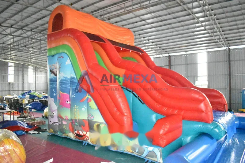 Parque acuático inflable con alberca y resbaladilla instalado en balneario