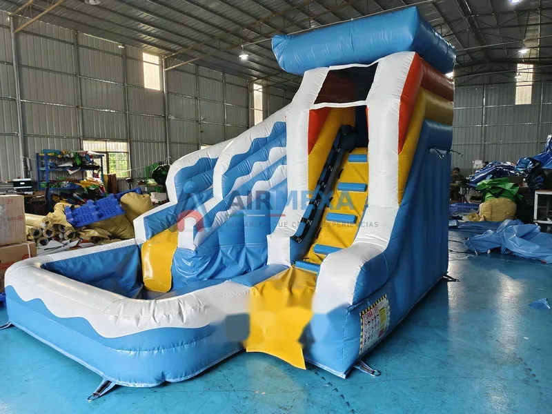Resbaladilla acuática inflable compacta instalada junto a alberca