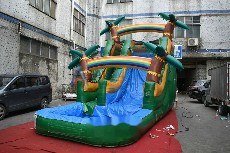 Resbaladilla acuática inflable temática tropical instalada en patio trasero