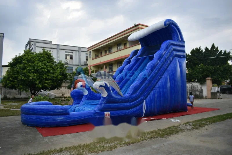 Resbaladilla acuática inflable con temática de delfín instalada en balneario