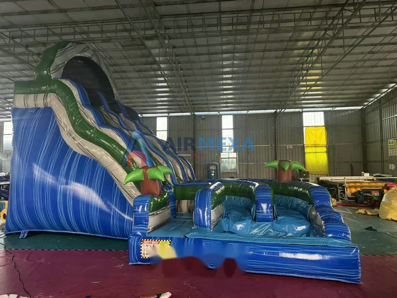 Resbaladilla inflable acuática para adultos de 5.5 metros de altura en operación