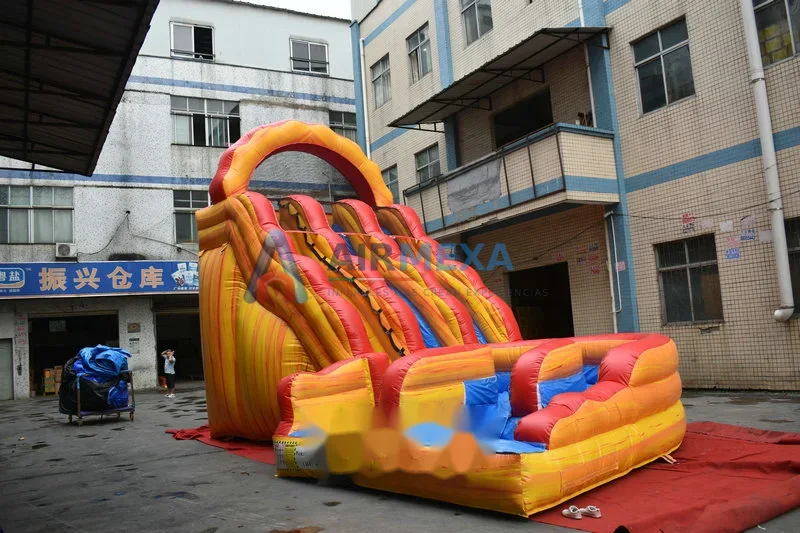 Resbaladilla acuática inflable de doble carril instalada en balneario, vista frontal