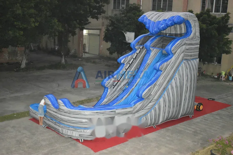 Resbaladilla acuática inflable Monster Wave con caída a alberca en evento comercial