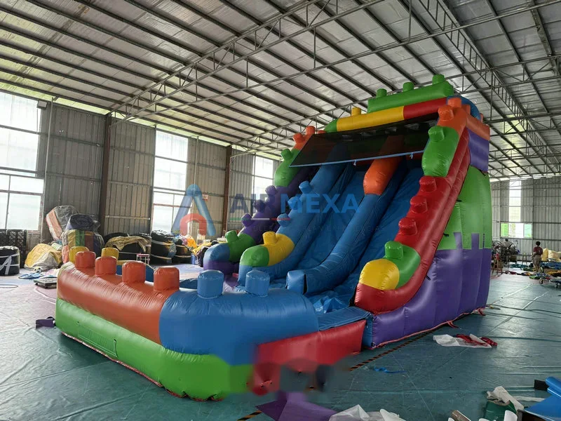 Resbaladilla acuática inflable con diseño de bloques y rociadores de agua