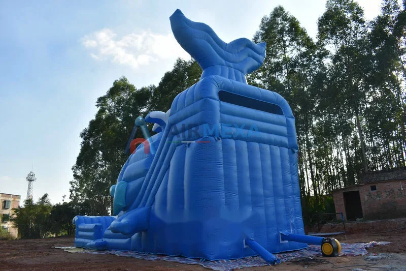 Resbaladilla acuática inflable con forma de ballena gigante en balneario