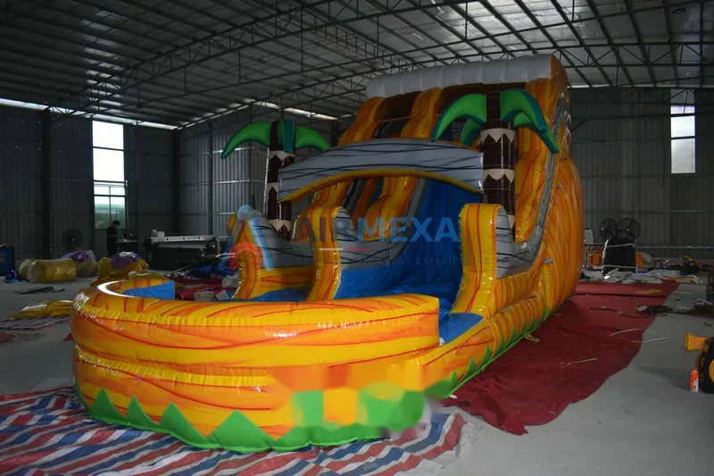 Resbaladilla acuática inflable con diseño de flamas naranja instalada junto a alberca