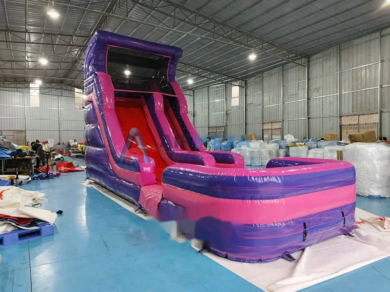 Resbaladilla acuática inflable de 16 pies en uso durante un evento con agua