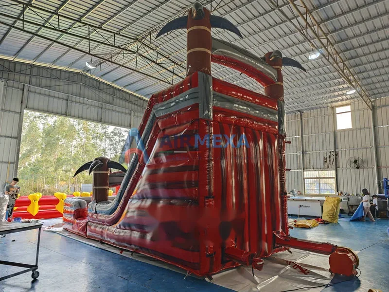 Resbaladilla acuática inflable Red Rush con alberca de aterrizaje en uso comercial