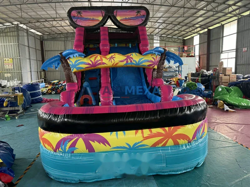 Resbaladilla acuática inflable con temática de lentes de sol instalada en balneario