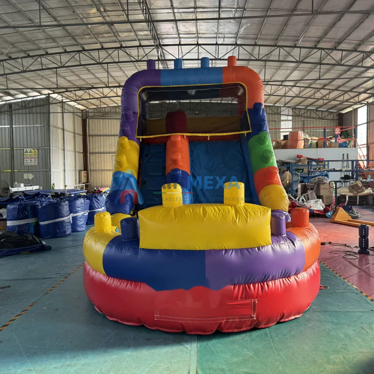 Resbaladilla acuática inflable temática de bloques de 4 metros de altura junto a alberca