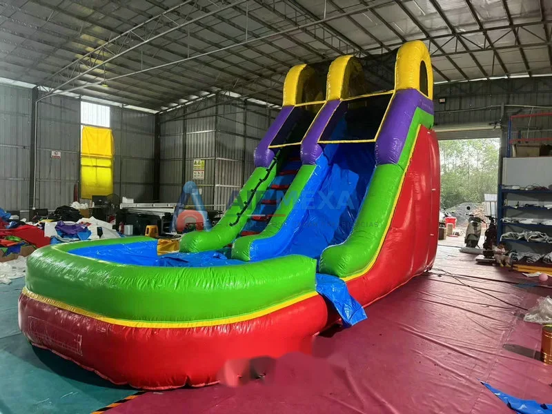 Resbaladilla acuática inflable multicolor de 14 pies junto a alberca