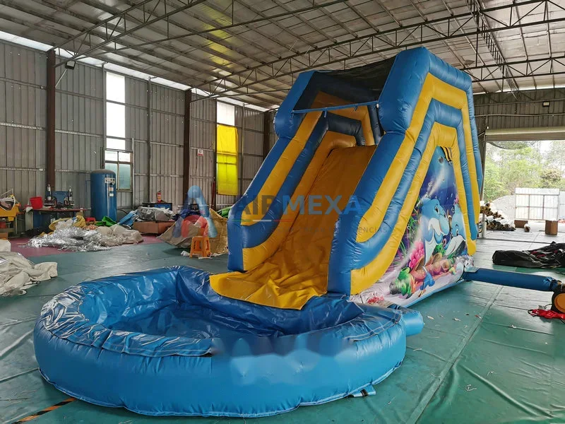 Mini resbaladilla inflable temática marina instalada junto a una alberca