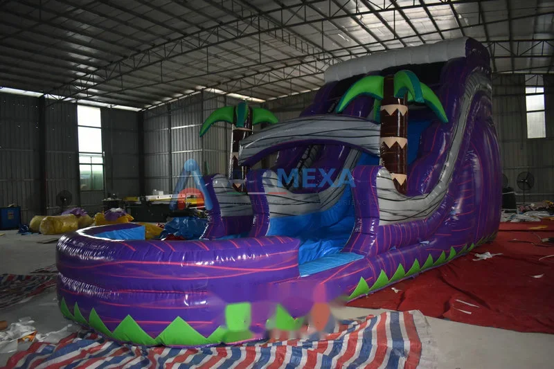 Resbaladilla acuática inflable color morado instalada junto a alberca en evento