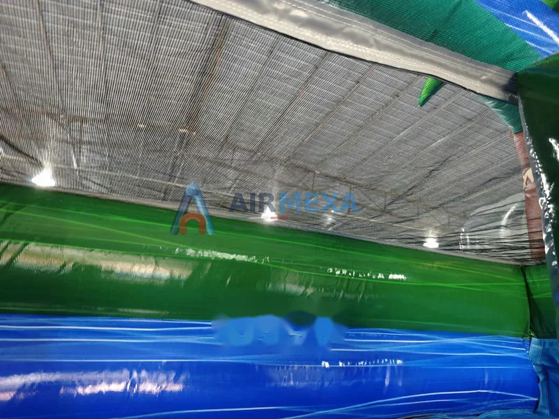 Resbaladilla acuática inflable Yosemite Falls instalada con agua corriendo por la caída