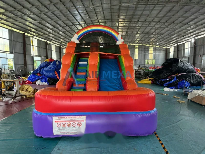 Resbaladilla acuática inflable arcoíris con alberca de aterrizaje en evento