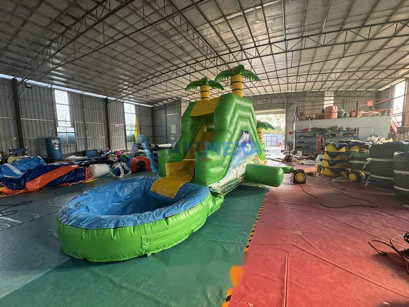 Resbaladilla inflable acuática compacta instalada en patio residencial