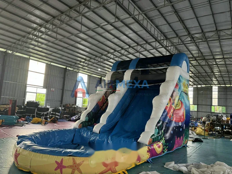 Resbaladilla acuática Ocean Water Slide instalada junto a alberca con temática marina