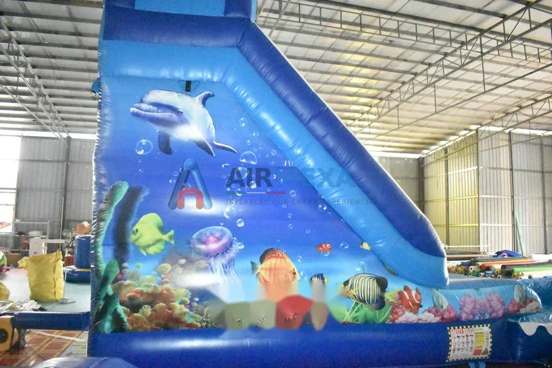 Resbaladilla inflable temática de pulpo con alberca amplia en parque acuático