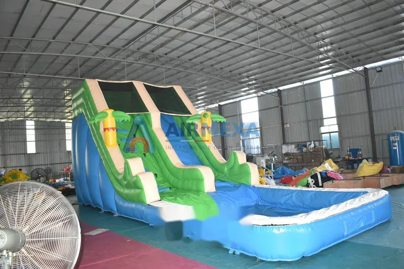 Resbaladilla acuática tropical inflable con alberca al final, color azul, instalada en parque