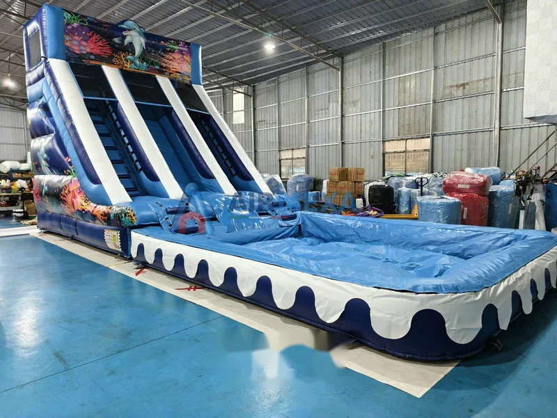 Resbaladilla acuática inflable con temática marina y alberca de recepción en uso comercial