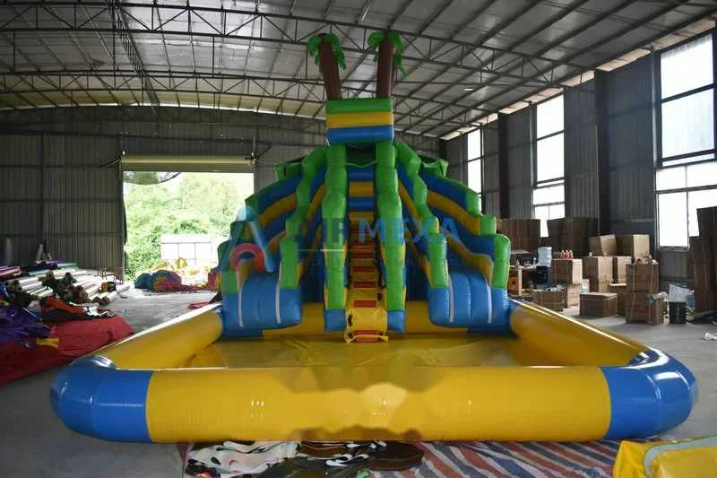 Resbaladilla acuática inflable con alberca integrada instalada en evento comercial