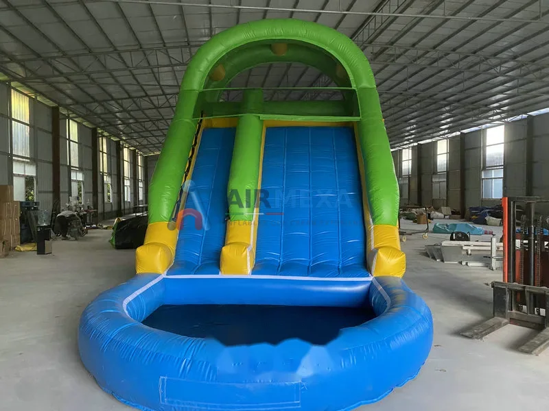 Resbaladilla acuática inflable azul instalada junto a alberca en día soleado