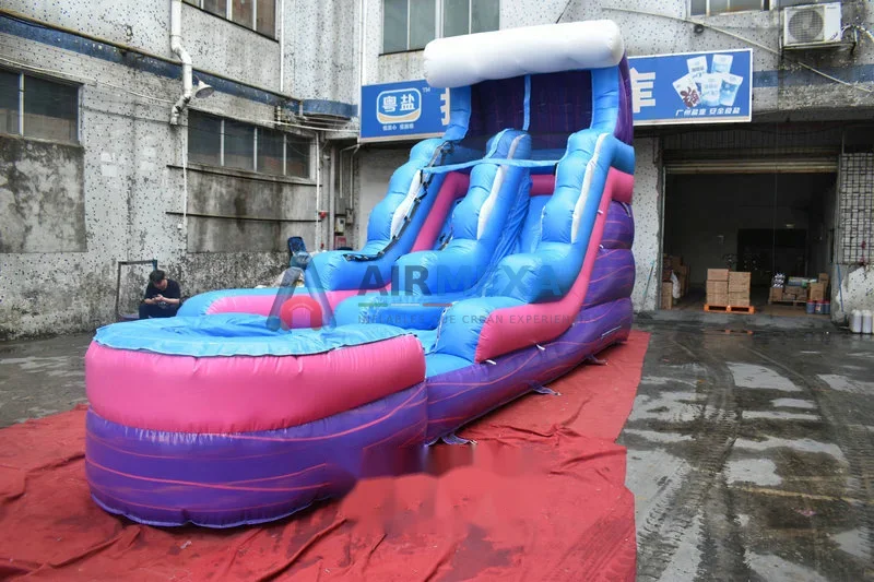 Resbaladilla acuática inflable Marble Wave instalada junto a alberca comercial