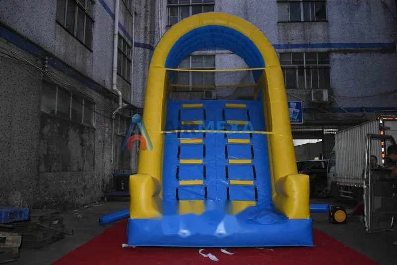 Resbaladilla acuática inflable Super Splash con toldo instalada en balneario