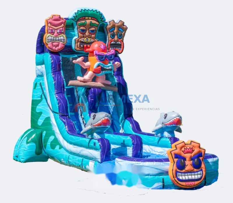 Resbaladilla acuática inflable temática tiki instalada en balneario con alberca de frenado