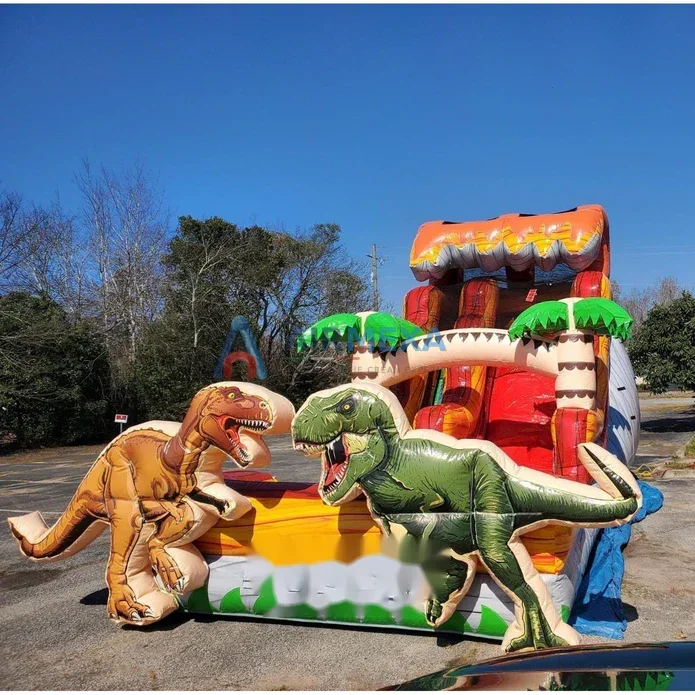 Resbaladilla acuática inflable temática de dinosaurios con piscina de aterrizaje