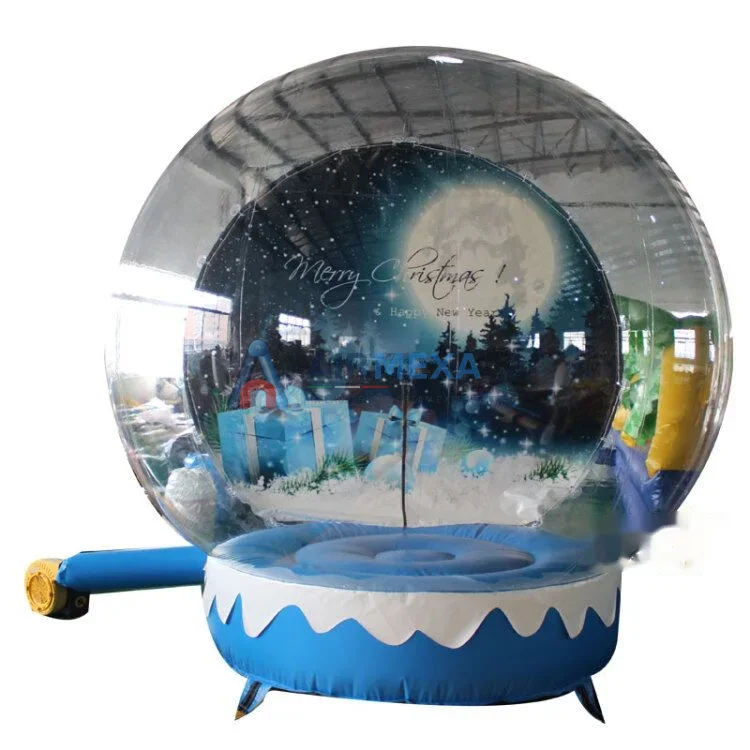 Esfera inflable transparente tipo snow globe iluminada en decoración navideña