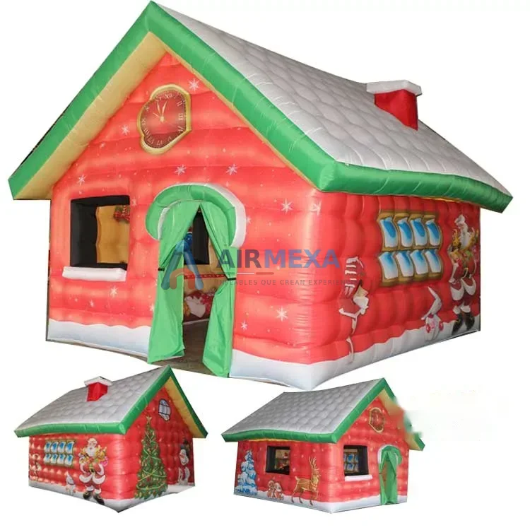Casita navideña inflable decorativa instalada en fachada de plaza comercial