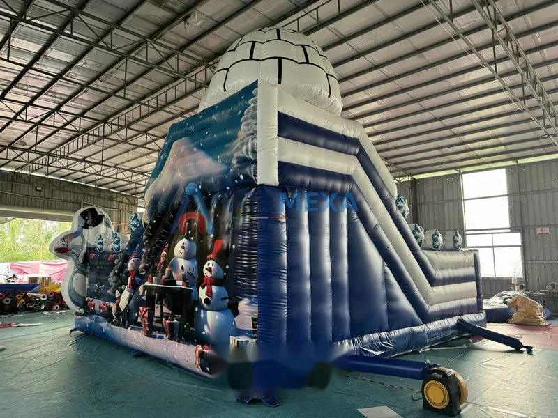 Castillo inflable temático de oso polar con ambientación nevada para eventos