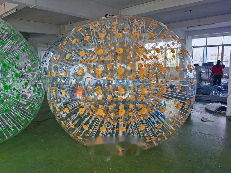 Zorb Ball inflable de 2.6 metros rodando sobre pasto en evento al aire libre